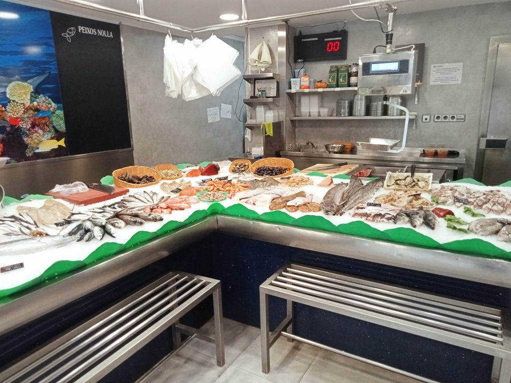 Pescado fresco en pescadería – Preparación artesanal de pescado del día